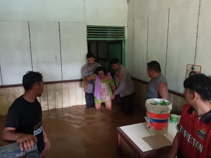 Sigap di Tengah Banjir, Polisi Evakuasi Ibu Lansia Sakit di Nanga Taman